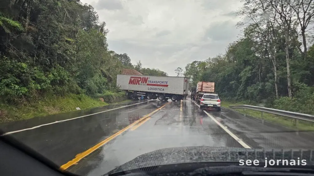 Caminhão sai da pista na BR-470 em Agronômica nesta segunda-feira