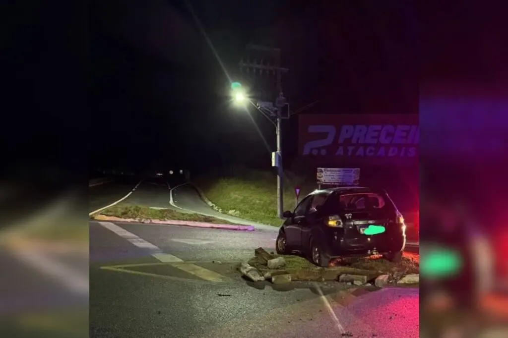 Ford Ka sai da pista e bate em canteiro na BR-470 de Rodeio (SC)
