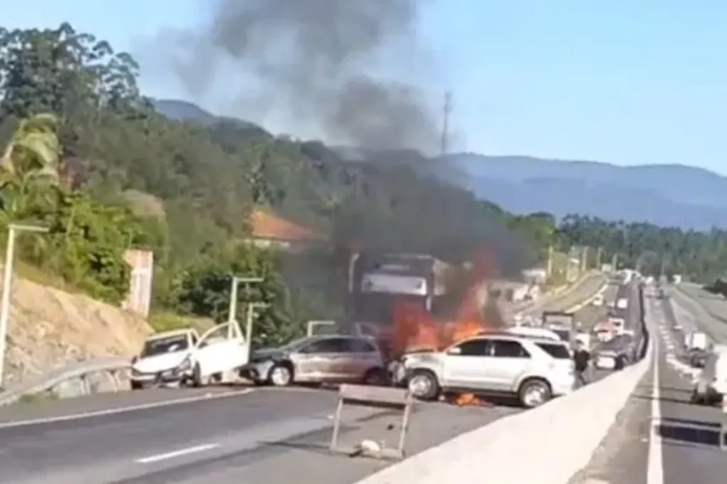 Acidente entre caminhão e cinco carros deixa um morto e interdita rodovia em Indaial